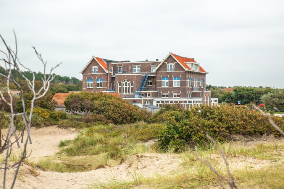 het zeehuis aan de kust met duinen op de voorgrond